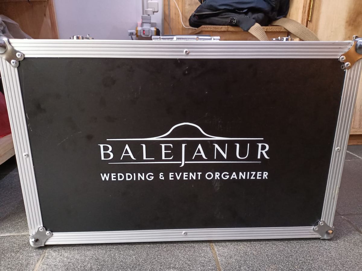 Cetak logo wedding organizer pada flight case