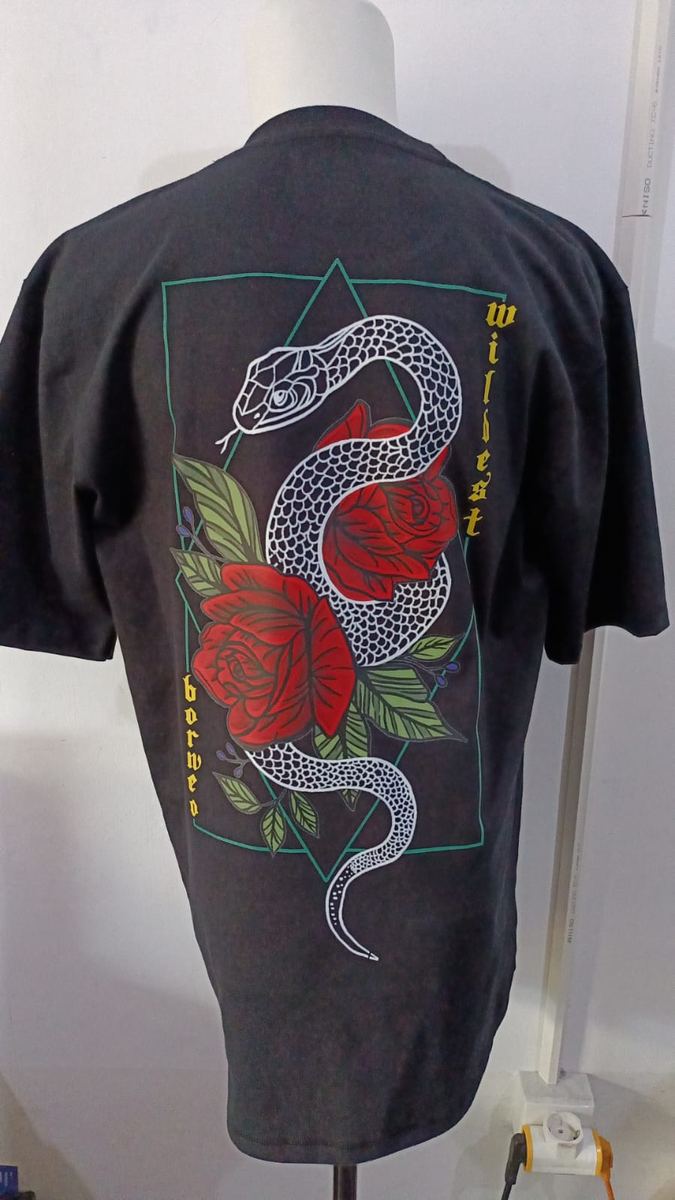 Kaos hitam sablon DTF ular dan mawar full color