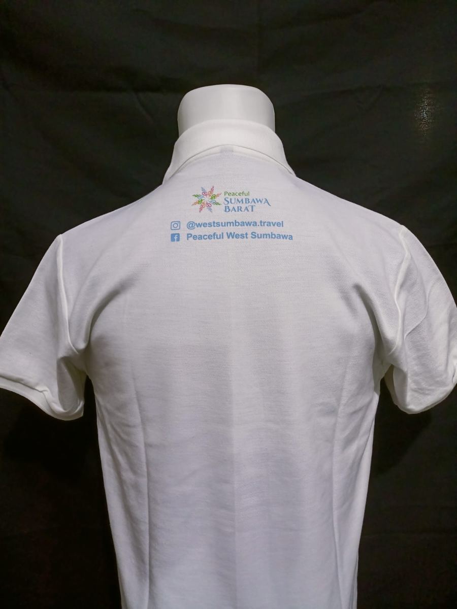 Kaos polo putih seragam dengan sablon logo di punggung