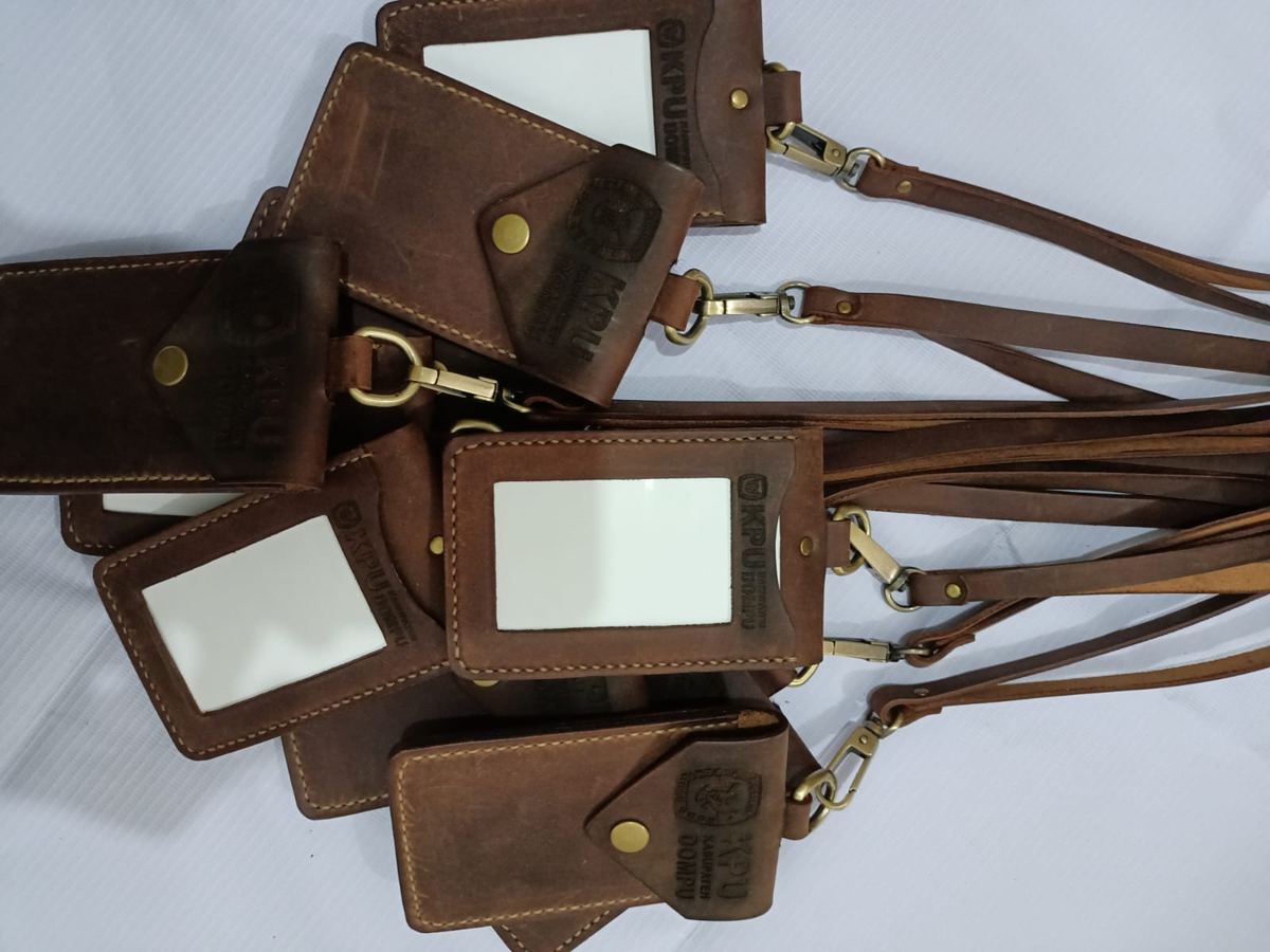 Name tag kulit custom dengan tali